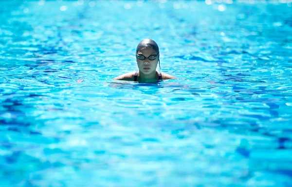 Делаю Круг Кругом Решительная Молодая Женщина Плавает Воде — стоковое фото