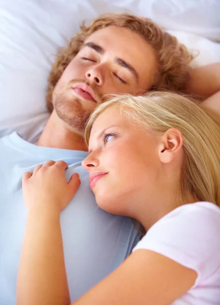 Dia Pria Impiannya Seorang Wanita Cantik Berbaring Dada Suaminya Sementara — Stok Foto