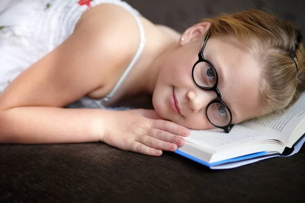 Читаю Себя Сне Молодая Девушка Очках Лежащая Головой Книге — стоковое фото