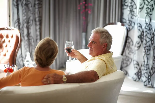 良い人生を楽しんで ホテルの部屋で一緒にワインを楽しむ高齢者のカップルを撮影作物 — ストック写真