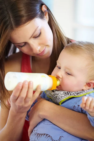 Giving Him All Her Attention Care Young Mother Bottle Feeding — Stock Photo, Image