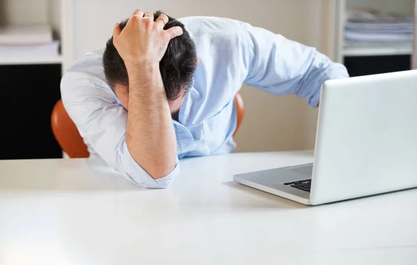 Quando Trabalho Torna Demasiado Empresário Estressado Sentado Frente Seu Laptop — Fotografia de Stock