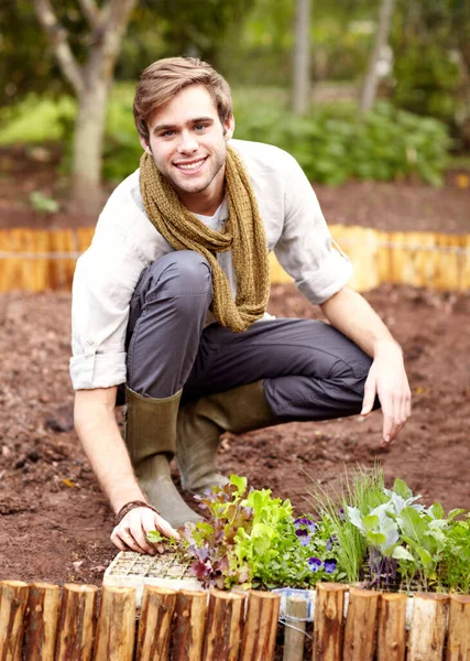 Preparando Jardín Guapo Joven Plantando Algunas Plántulas Huerta — Foto de Stock