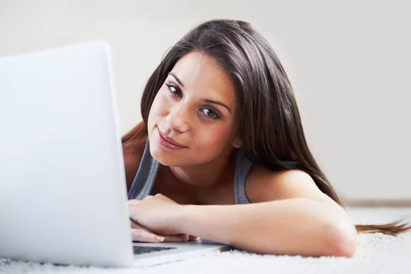 Havent Been Online Long Portrait Young Woman Working Laptop Home — Stock Photo, Image