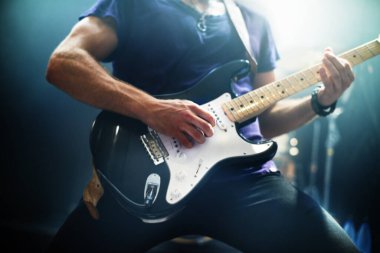 Gitar, erkek ve gece performansı, punk, rock ve heavy metal festivali için parti ve sahne konseri. Elektro gitarist, eller ve müzisyen, sanatçı ve grup canlı etkinlik, gösteri ve gece kulübünde.