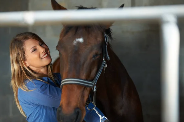 彼女の馬を甘やかす 馬を安定した状態で磨くと笑顔になる若い女性 — ストック写真