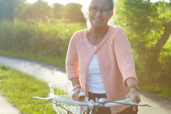 Letni Rower Urocza Starsza Kobieta Stojąca Rowerem Pod Letnim Słońcem — Zdjęcie stockowe