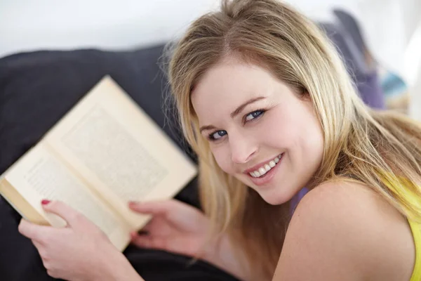 Любит Читать Улыбающаяся Молодая Женщина Читающая Замечательную Книгу Лежа Дома — стоковое фото