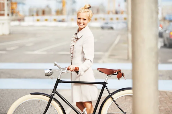 Viaje Glamuroso Una Hermosa Mujer Rubia Cruzando Calle Con Bicicleta — Foto de Stock