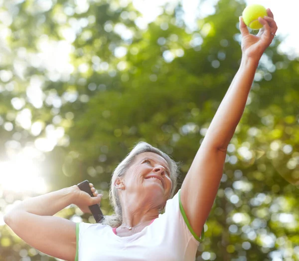 Ready Volley Perfect Serve Tennis Smiling Senior Woman Lifting Her — Stock Photo, Image