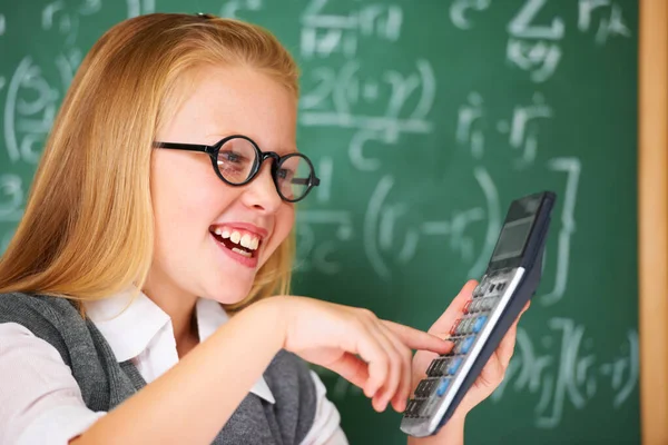 Wiskunde Gemakkelijk Als Rekenmachine Gebruikt Een Schattig Blond Meisje Toe — Stockfoto