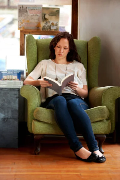 Momento Quiete Libreria Una Giovane Donna Seduta Una Comoda Sedia — Foto Stock