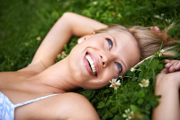 夏の日の夢 可愛いです若いですブロンドの女性が草の上に横たわっていると笑顔 — ストック写真
