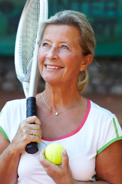 Byłam Mistrzynią Tenisa Starsza Kobieta Uśmiechająca Się Trzymająca Rakietę Tenisową — Zdjęcie stockowe