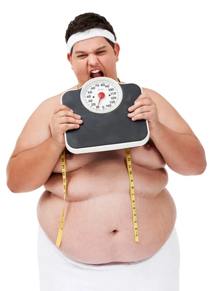 今は本当に空腹です 肥満の若者が体重計でフラストレーションを感じて — ストック写真