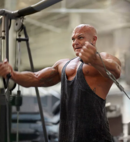 Durchdrücken Des Schmerzes Ein Männlicher Bodybuilder Trainiert Mit Trainingsgeräten Fitnessstudio — Stockfoto