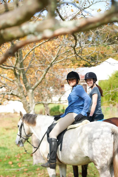 Looking Back Riding Out Two Young Women Horseback Smiling Looking — Stock Photo, Image