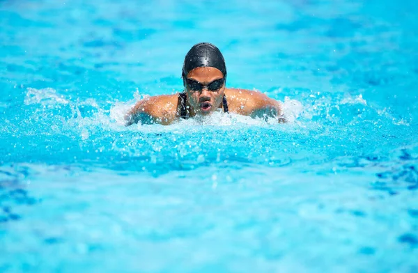 Concentrada Melhorar Seu Tempo Determinada Jovem Nadadora Nadadora Dentro Sua — Fotografia de Stock