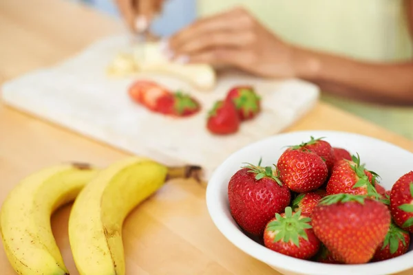 Şekerli Tatlılar Yerine Meyveli Olsun Mutfakta Meyve Doğrayan Genç Bir — Stok fotoğraf