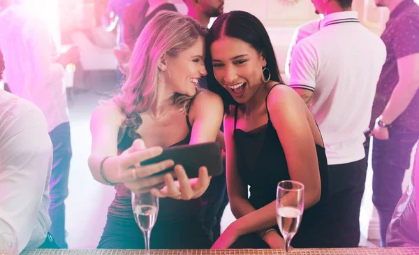 Arkadaşlar Yeni Yılı Sosyal Medyayı Kutlamak Için Gece Kulübünde Kadınlarla — Stok fotoğraf