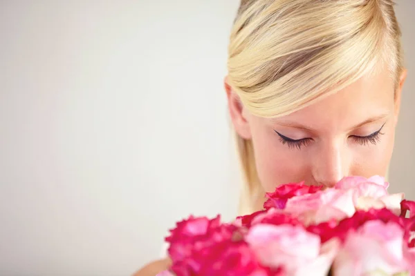 Χειρονομίες Αγάπης Μια Νεαρή Γυναίκα Μυρίζει Ένα Μπουκέτο Ροζ Τριαντάφυλλα — Φωτογραφία Αρχείου