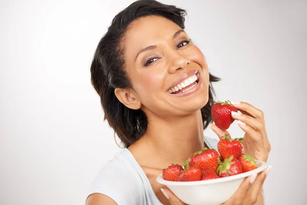 Shes Chosen Healthy Alternative Portrait Young Woman Enjoying Bowl Strawberries — Stock Photo, Image