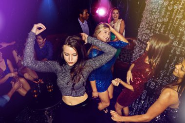 Gece kulübü, dans ve partideki kadınlar doğum günü, mutlu saat veya yeni yıl partileri dans pistinde grup enerjisi ve mutluluk. Grup, kalabalık ve kadınlar gece kulübünde müzik ve mutlu insanlarla.