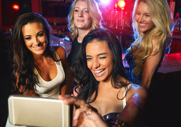 Telefone Noite Amigos Tomam Selfie Mídia Social Celebração Partido Ano — Fotografia de Stock