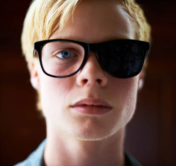 Tem Uma Visão Tendenciosa Das Coisas Jovem Atraente Vestindo Óculos — Fotografia de Stock