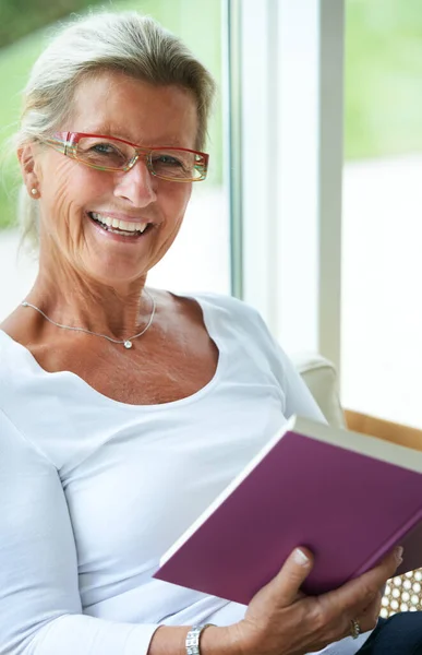 Leggere Vitale Ritratto Una Donna Anziana Sorridente Che Legge Buon — Foto Stock
