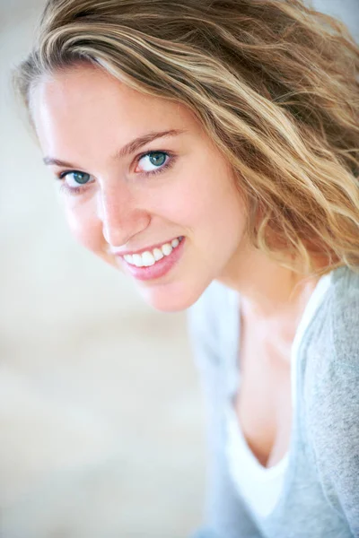 Dziewczynę Którą Zabierzesz Mamy Zbliżenie Portret Pięknej Młodej Blondynki Uśmiechającej — Zdjęcie stockowe