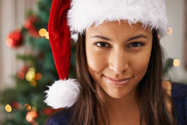 挨拶と優しさでお祝いの季節を祝うために笑顔の帽子と幸福とクリスマス 黒人女性と休日のお祝い メキシコの女性モデルの肖像 冬のクリスマスのために興奮家 — ストック写真