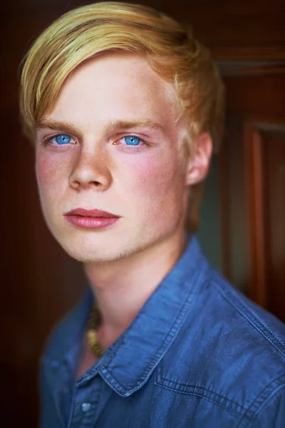Doordringende Blauwe Ogen Bedachtzame Knappe Jonge Blonde Man Met Zeer — Stockfoto