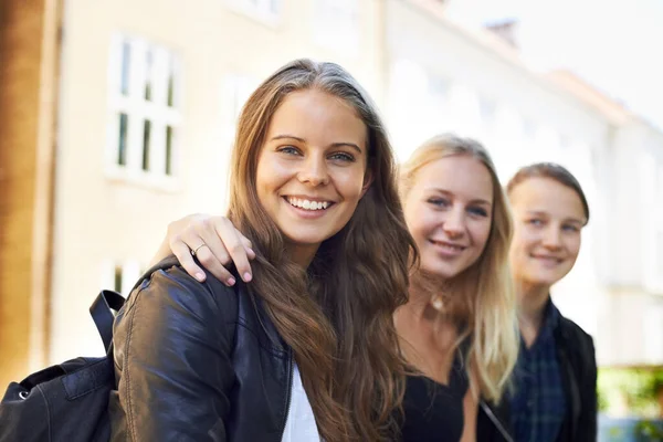 Plezier Hebben Met Vrienden Drie Tiener Vrienden Zitten Naast Elkaar — Stockfoto