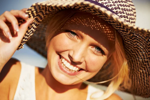 Beleza Verão Closeup Retrato Uma Bela Mulher Loira Usando Chapéu — Fotografia de Stock