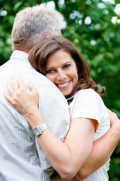 我很幸运地嫁给了我最好的朋友 一对深情的老夫妇在院子里拥抱 — 图库照片