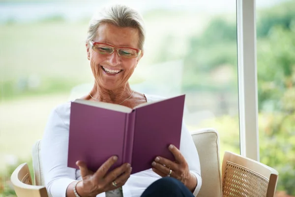 Escrita Incrível Uma Mulher Encantada Lendo Livro Agradável Seu Salão — Fotografia de Stock