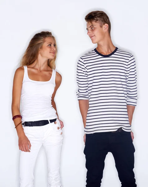 Moda Ateşi Genç Trend Çifti Beyaz Arka Planda Yan Yana — Stok fotoğraf