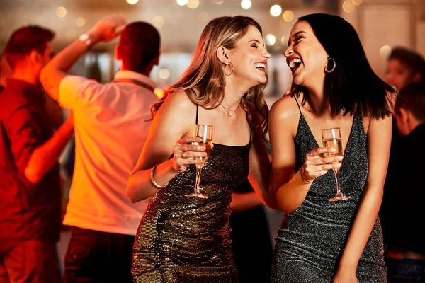 Жінки Сміючись Або Язуючись Вечірці Шампанським Влаштовують Клубні Заходи Або — стокове фото
