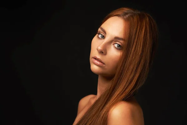 Ateşli Kızıl Saçlı Siyah Arka Planda Güzel Bir Kadının Portresi — Stok fotoğraf