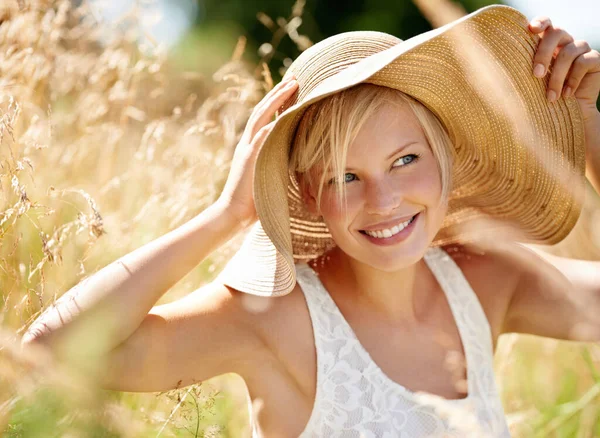 夏の日差しを楽しむ 藁帽子をかぶって野原に立つ美しい若い女性 — ストック写真
