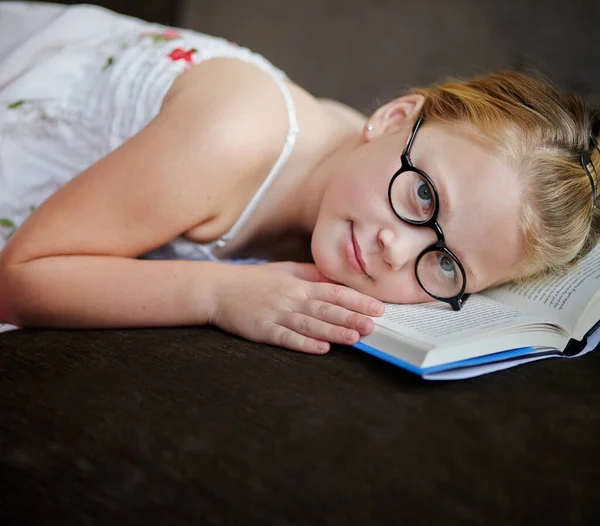 Lis Pour Dormir Une Jeune Fille Portant Des Lunettes Couchées — Photo