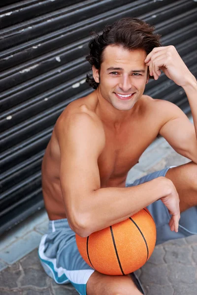 Oyun Için Hazır Dışarıda Elinde Basketbol Topuyla Oturan Yakışıklı Bir — Stok fotoğraf