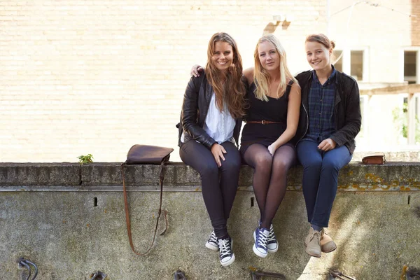 Przetrwanie Razem Nastoletnich Lat Trzy Nastolatki Siedzące Ścianie Uśmiechnięte Kamery — Zdjęcie stockowe