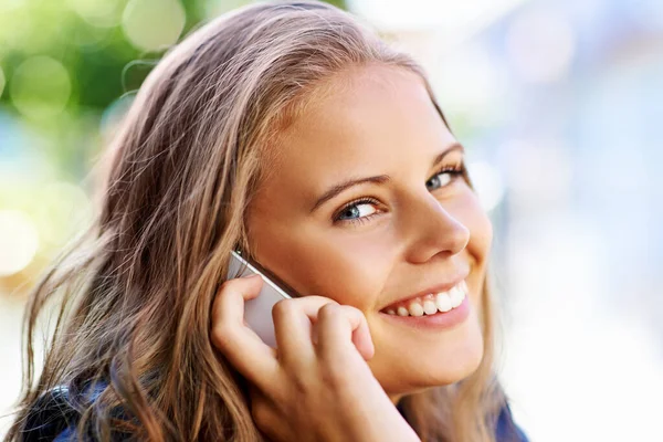 Llamando Amigo Retrato Una Hermosa Adolescente Hablando Celular — Foto de Stock