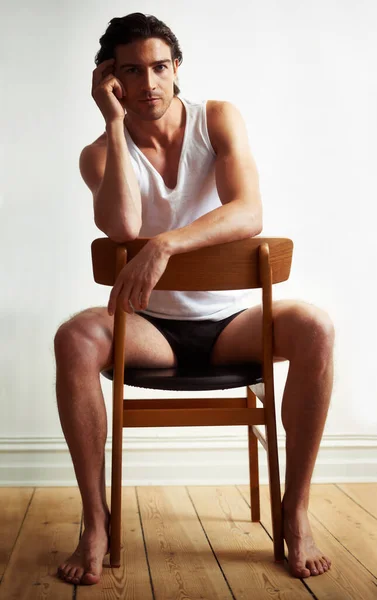 Vážně Sexy Portrét Pohledného Mladého Muže Sedícího Židli — Stock fotografie