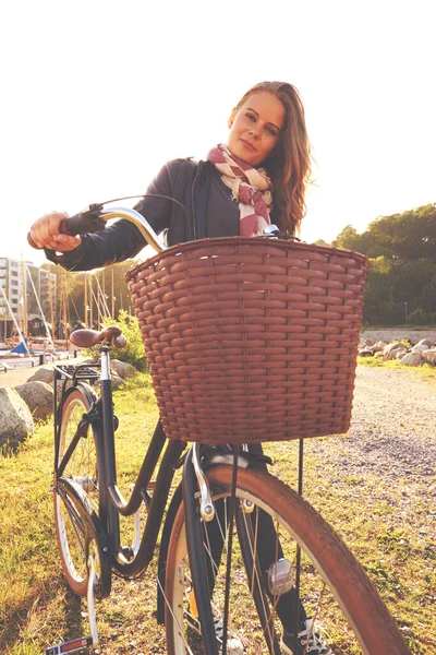 Paseo Diario Bicicleta Una Hermosa Mujer Pie Con Bicicleta Afuera — Foto de Stock
