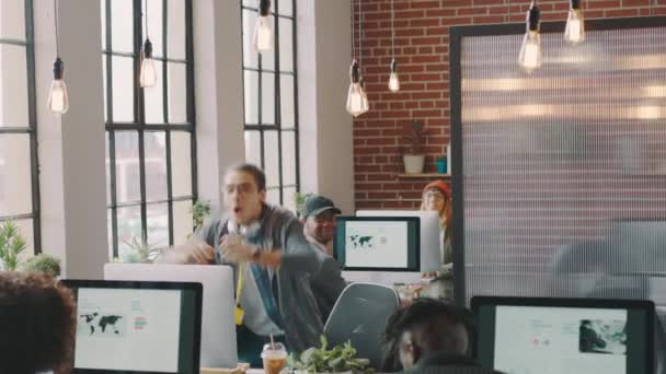 Ofis Kutlaması Başarı Bir Çalışanın Mutlu Başarısı Dijital Yatırım Işçisi — Stok video