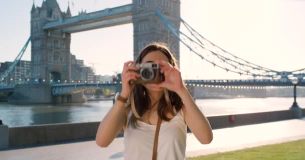 Ταξίδι Φωτογραφική Μηχανή Και Φωτογράφος Γυναίκα Στην Πόλη Του Λονδίνου — Αρχείο Βίντεο
