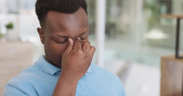 Stres Bolest Hlavy Nebo Černoch Unavený Deprese Nebo Frustrovaný Rozvodem — Stock video
